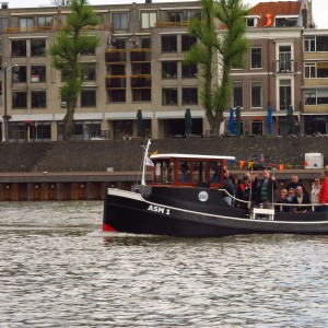 01 ASM 1 eerste overtocht met sponsoren en twee wethouders.