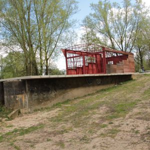 1. Er verschijnt iets aan de overkant. Het Werfpaviljoen van de Stadsblokkenwerf.