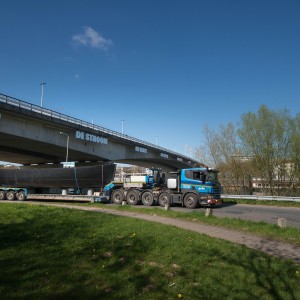 Het oude schipbrugdeel vertrekt per oplegger naar het nieuwe haven terrein