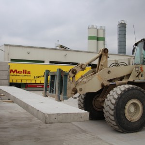 4. Het inladen van de betonelementen bij IJsselbeton.