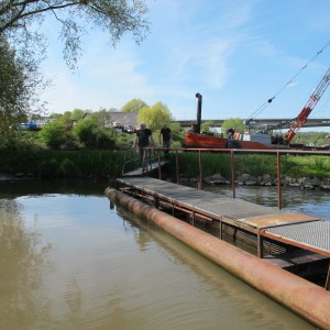 7. Kees van ’t Hoff en Jan Trooster testen de loopbrug